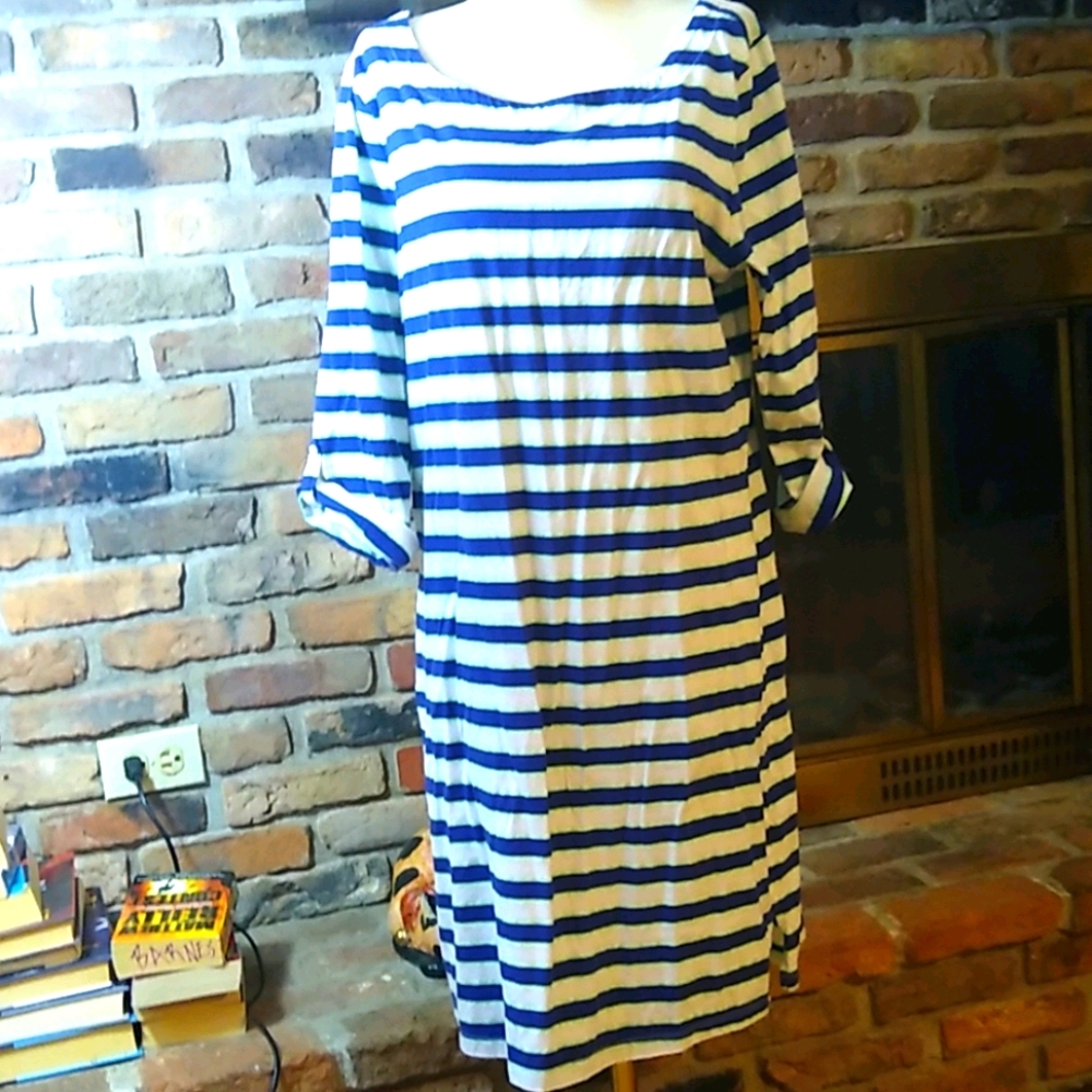 Old Navy tee-shirt dreas